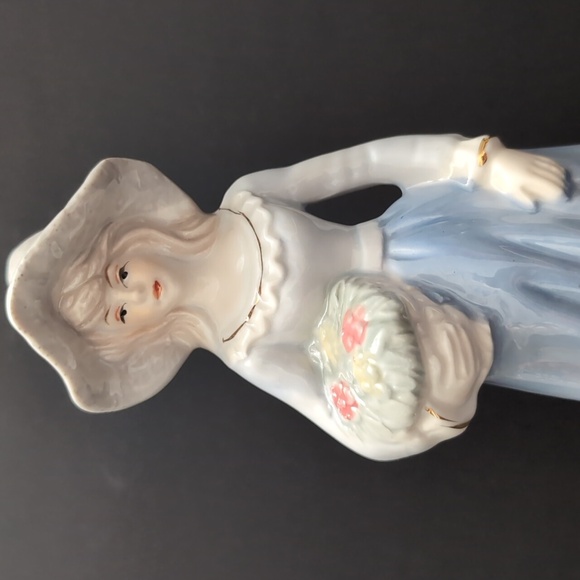 Vintage Lladro Porcelain Lady With Flowers Figurine. - Picture 2 of 10